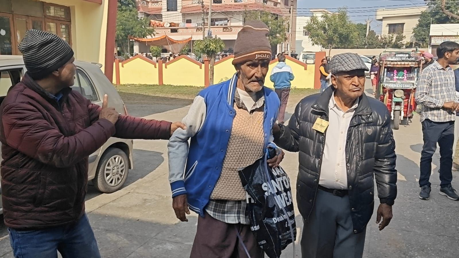 Nikay Chunav: छोटी सरकार बनाने को उमड़ी मतदाताओं की भीड़...युवाओं से लेकर बुजुर्गों में भी उत्साह, तस्वीरें Uttarakhand Nikay Chunav 2025 Voting Crowd of voters enthusiasm among youth elderly and disabled Photos