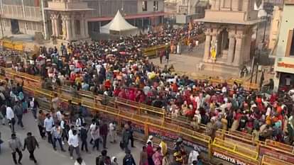 अयोध्या: कड़ी सुरक्षा के बीच मौनी अमावस्या का स्नान शुरू, बीते तीन दिनों में राम नगरी पहुंचे 45 लाख लोग Ayodhya: Mauni Amavasya begins amid tight security, 45 lakh people reached Ram Nagri in last three days; Entry