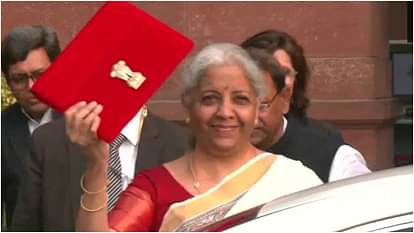 Budget: मिथिला पेंटिंग वाली साड़ी में दिखीं निर्मला सीतारमण, पद्म पुरस्कार से सम्मानित दुलारी देवी ने की भेंट Nirmala Sitharaman seen in cream colored saree and shawl, know how the Finance Minister's style was every year