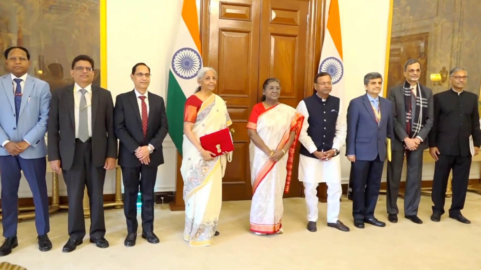 Budget 2025: बजट भाषण से पहले राष्ट्रपति मुर्मू ने निर्मला सीतारमण को खिलाया दही-चीनी, साथ में किया नाश्ता Budget 2025 Photos: President Droupadi Murmu fed curd and sugar to Nirmala Sitharaman Know all about it