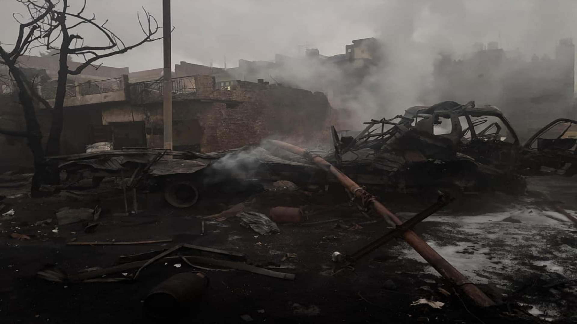 सिलिंडर भरे ट्रक में भीषण आग: सुबह-सुबह धमाकों से दहला गाजियाबाद... कई सौ मीटर दूर मिले टुकड़े; देखें वीडियो LPG cylinders loaded Truck caught fire in Ghaziabad two houses and half a dozen vehicles burnt