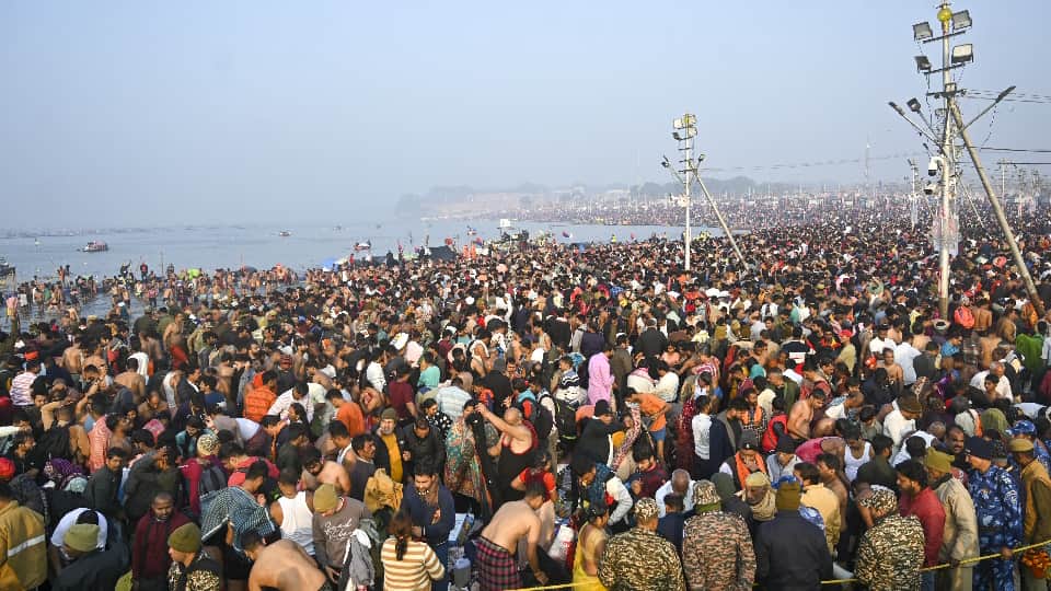 Mahakumbh: अमेरिका की आबादी से अधिक लोगों ने अब तक संगम में लगाई डुबकी; आखिरी अमृत स्नान से पहले बना रिकॉर्ड Mahakumbh Record People Have Taken A Dip In Sangam More Than USA Population Before Last Amrit Snan