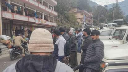 Uttarkashi: भटवाड़ी में रसोई गैस सिलिंडर फटने से हुआ जोरदार धमाका, महिला झुलसी, अस्पताल में भर्ती Explosion due to LPG cylinder explosion on Uttarkashi Bhatwadi Road woman burnt Uttarakhand News