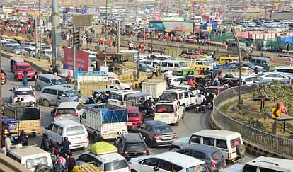 Mahakumbh : ढाई किमी का सफर चार घंटे में, 12 घंटे तक रेंगते रहे वाहन, ट्रैफिक व्यवस्था हुई ध्वस्त Two and a half kilometer journey in four hours, vehicles kept crawling for 12 hours, traffic system collapsed