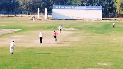 Sports: रणजी खिलाड़ियों के बूते चैंपियन बनने के लिए 4 घंटे पसीना बहा रही बरेका टीम, 2 मार्च तक चलेगी ट्रेनिंग Bareka team training for 4 hours to become champion with help of new players in varanasi