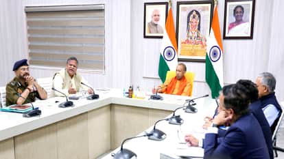 MahaKumbh: हर दिशा से हो रहा है आगमन, सड़कों पर न लगे वाहनों की कतार, बढ़ाएं शटल बसें; सीएम योगी ने दिए निर्देश Maha Kumbh CM Yogi gave instructions Do not let traffic stop on Kumbh route use parking spaces appropriately