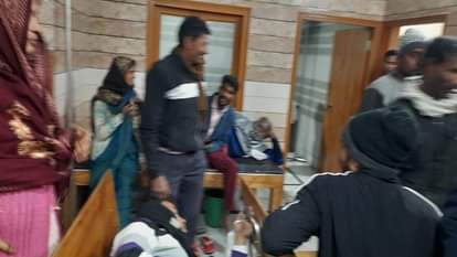 मुरादाबाद में फूड प्वाइजनिंग: गाजर का हलवा खाने से 100 से ज्यादा बीमार, मचा हड़कंप.. आनन-फानन पहुंचाए अस्पताल Food poisoning in Moradabad: More than 100 people fell ill after eating Gajar ka Halwa, rushed to hospital