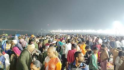 Mahakumbh 2025 Magh Purnima Snan Live Kumbh Mela Shahi Snan Photos Prayagraj Traffic Jam News in Hindi