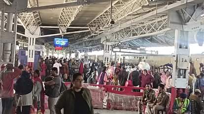 Mahakumbh : महाशिवरात्रि के पहले ट्रेनों में उमड़ी भीड़, रविवार शाम तक रेलवे ने चला दी 102 स्पेशल ट्रेन Crowd gathered in trains before Mahashivratri, Railways ran 102 special trains till Sunday evening.