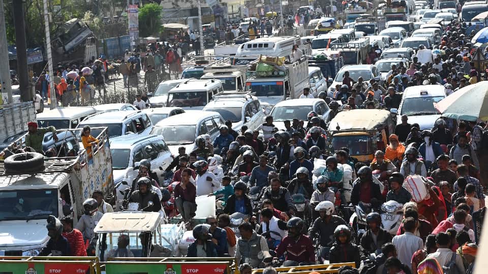 MahaKumbh: मेले में आज से दो दिनों के लिए नो व्हीकल जोन, बाहर से आने वाले वाहनों के लिए ये रहेगी व्यवस्था MahaKumbh 2025 No vehicle zone for two days from today in fair See photos of Heavy traffic jam in Prayagraj