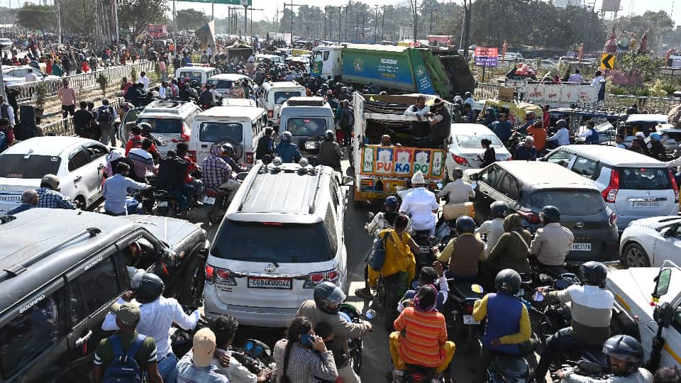 MahaKumbh: मेले में आज से दो दिनों के लिए नो व्हीकल जोन, बाहर से आने वाले वाहनों के लिए ये रहेगी व्यवस्था MahaKumbh 2025 No vehicle zone for two days from today in fair See photos of Heavy traffic jam in Prayagraj