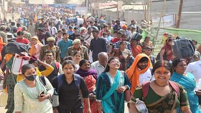 Mahakumbh : संगम तट पर उमड़ा आस्था का अनंत विश्वास, थम नहीं रहा श्रद्धालुओं का रेला Infinite faith of faith gathered on the banks of Sangam, the procession of devotees is not stopping