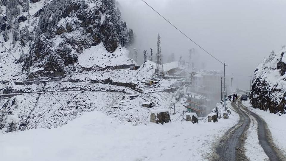 Snowfall: धनोल्टी, चकराता और बुरांशखंडा में बिछी बर्फ की सफेद चादर...शीतलकर का प्रकोप, देखें तस्वीरें Uttarakhand Weather Heavy Snowfall in Dhanaulti Chakrata Tourist Enjoy See Beautiful Photos