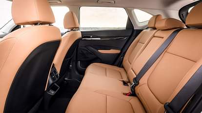 Car Useless Features: कार के 5 फीचर्स जिनमें पानी की तरह पैसा बहाते हैं लोग, लेकिन नहीं आते उतने काम less used features in cars which makes cost of car unnecessarily high see the list
