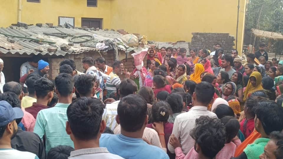 UP: शादी में दुल्हन के भाई का कत्ल... इस बात से नाराज बरातियों ने मार डाला, थाने में दूल्हा; देखें तस्वीरें Up Crime News Bride Brother Stabbed and Murdered At His Wedding in Kushinagar News in Hindi