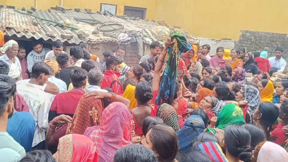 UP: शादी में दुल्हन के भाई का कत्ल... इस बात से नाराज बरातियों ने मार डाला, थाने में दूल्हा; देखें तस्वीरें Up Crime News Bride Brother Stabbed and Murdered At His Wedding in Kushinagar News in Hindi