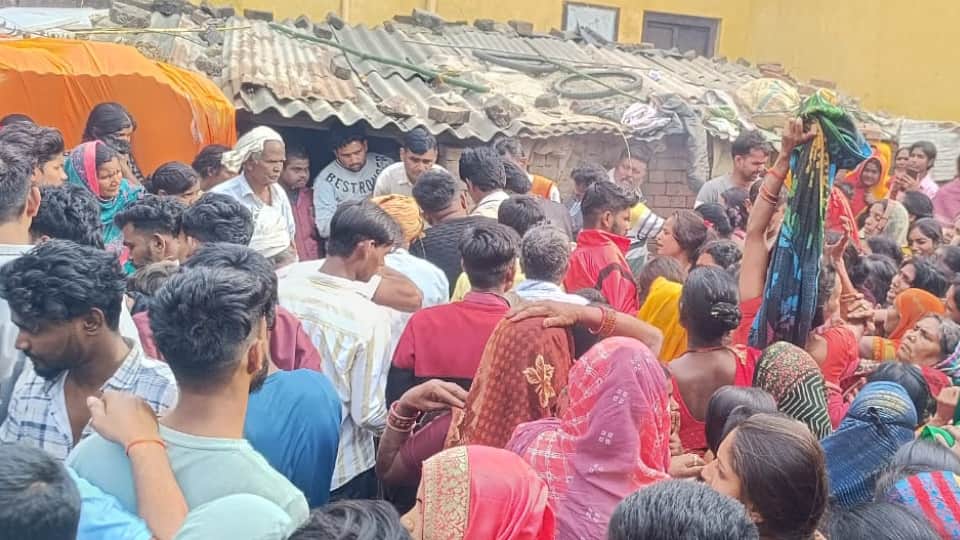 UP: शादी में दुल्हन के भाई का कत्ल... इस बात से नाराज बरातियों ने मार डाला, थाने में दूल्हा; देखें तस्वीरें Up Crime News Bride Brother Stabbed and Murdered At His Wedding in Kushinagar News in Hindi