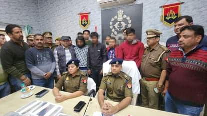 लूट का खुलासा: फाइनेंस कर्मी से कैश बैग लूटने में चार अभियुक्त गिरफ्तार, एक लाख से अधिक बरामद Four accused arrested for robbing cash bag from finance employee