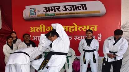 Aligarh Exhibition: बालिकाओं को आत्मरक्षा के सिखाए गुर, पेन और पिन से भी कर सकते हैं रक्षा Teach self defense skills to girls