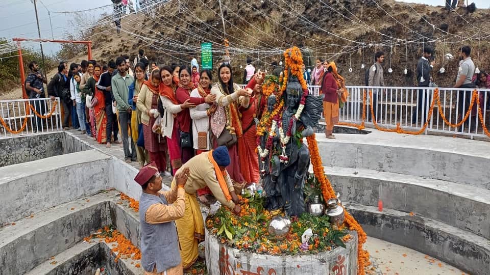 Mahashivratri: छोटा कैलाश उमड़ी श्रद्धालुओं की भीड़, एक लाख से अधिक भक्त पहुंचे; तस्वीरों में देखिये जनसैलाब Crowd of devotees gathered in Chhota Kailash on Mahashivratri