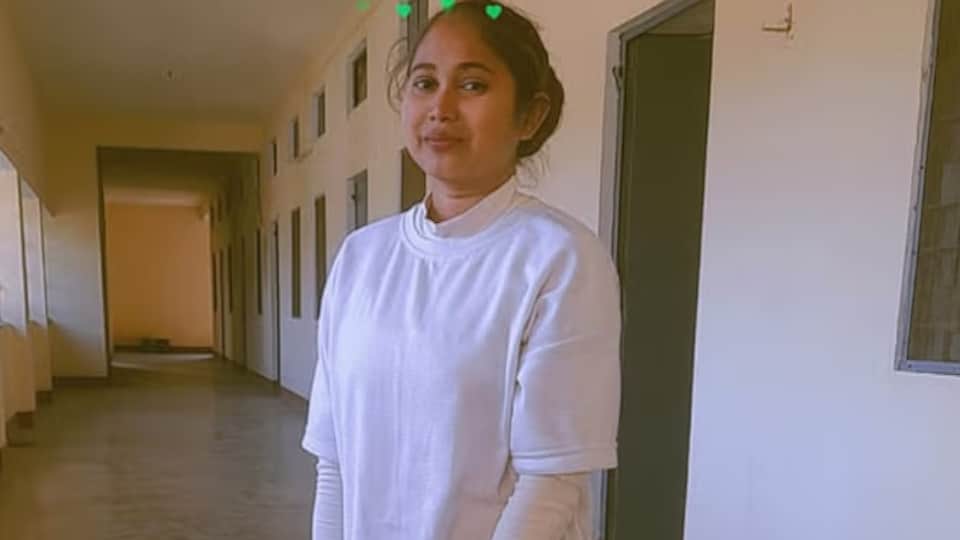 UP: 'खुजली-कानों का दर्द अब और न झेल सकती... मम्मी-पापा मुझे माफ करना', नोट में ये बातें लिख छात्रा ने दी जान Nursing student committed suicide in the hostel of SRN Hospital Prayagraj