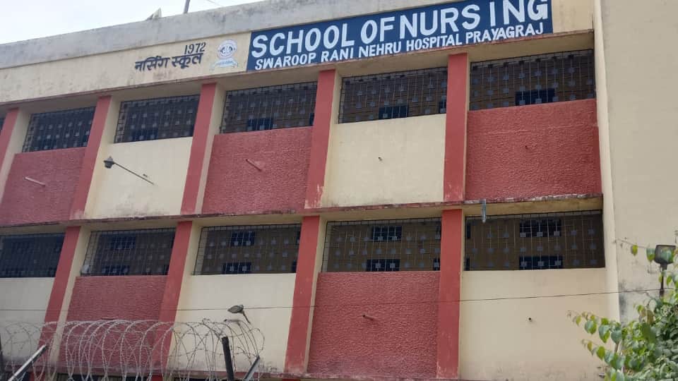 UP: 'खुजली-कानों का दर्द अब और न झेल सकती... मम्मी-पापा मुझे माफ करना', नोट में ये बातें लिख छात्रा ने दी जान Nursing student committed suicide in the hostel of SRN Hospital Prayagraj