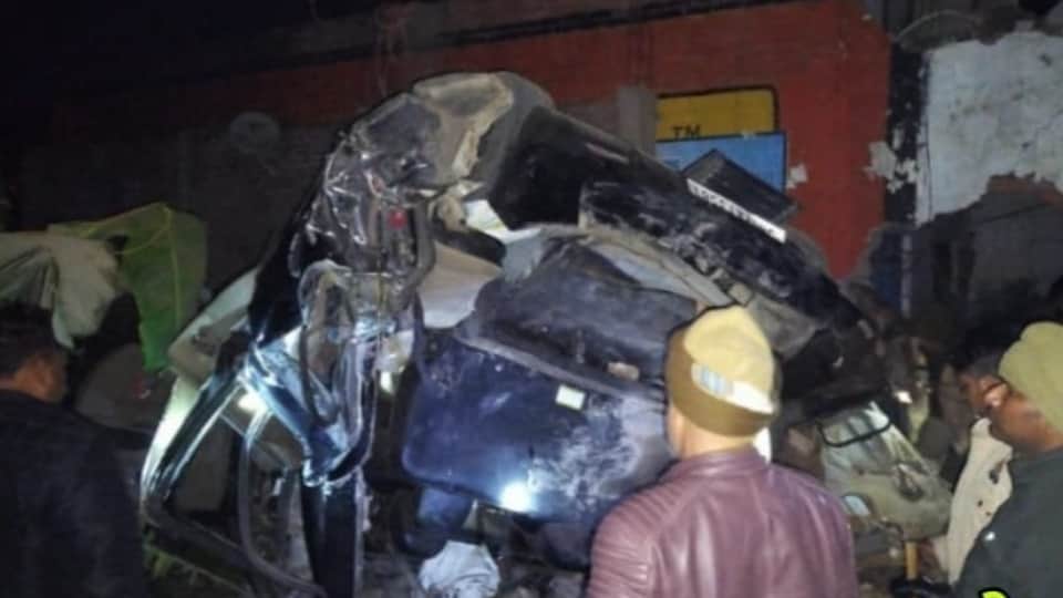 UP: झपकी आई, धमाका हुआ...और अमंगल हो गया, तेज धमाके की आवाज से टूटी लोगों की नींद; हादसे में चार युवकों की मौत Road Accident News Uncontrolled car broke wall and entered house, four youths died In Pratapgarh