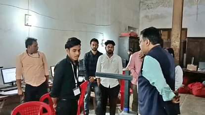 Bihar: बेतिया राज के ऐतिहासिक अभिलेखों की स्कैनिंग कार्य में आई तेजी, राजस्व पर्षद के सचिव ने दिए सख्त निर्देश Bihar: Scanning work of historical records of Bettiah Raj gained momentum Revenue Board Secretary instructions
