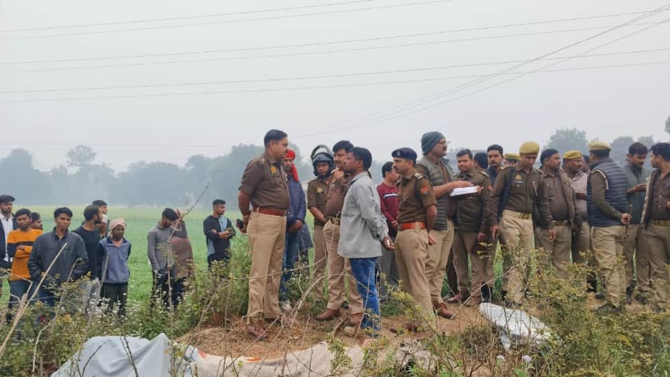 UP: युवक ने दादा-दादी समेत तीन को कुल्हाड़ी से काट डाला; ताबड़तोड़ वार से सिर और जबड़े के हुए टुकड़े; तस्वीरें Young man killed three people including grandparents with an axe heads were cut into pieces In Gorakhpur