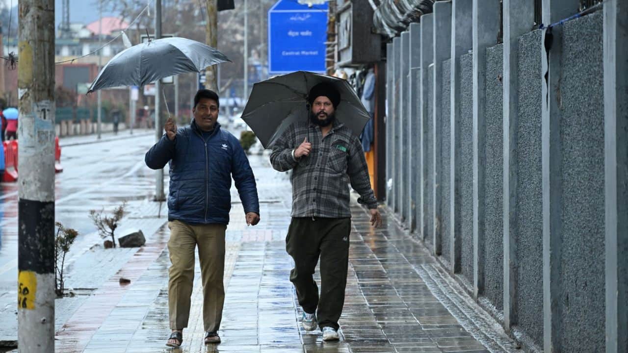 Jammu Kashmir: श्रीनगर में मौसम का मिजाज बदला, बारिश और ताजे हिमपात ने बढ़ाया ठंड का सितम; देंखे तस्वीरें Jammu Kashmir: Weather changed in Srinagar, rain and fresh snowfall increased the intensity of cold; see photo