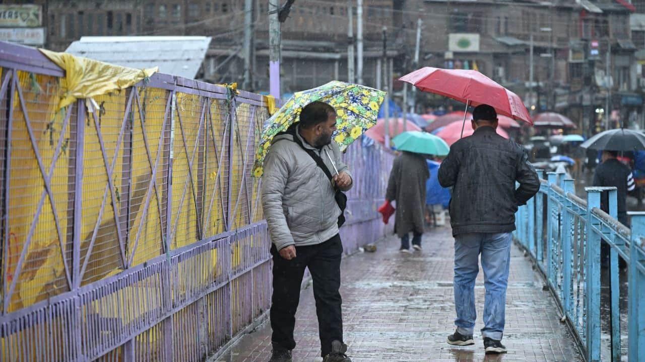 Jammu Kashmir: श्रीनगर में मौसम का मिजाज बदला, बारिश और ताजे हिमपात ने बढ़ाया ठंड का सितम; देंखे तस्वीरें Jammu Kashmir: Weather changed in Srinagar, rain and fresh snowfall increased the intensity of cold; see photo