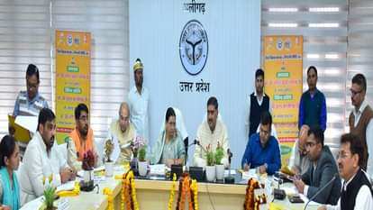 दिशा की बैठक: सांसद पहुंचे, लेकिन सातों विधायकों ने बनाई दूरी..सभी ने गिनाई मजबूरी Meeting of Aligarh District Development Coordination and Monitoring Committee Disha