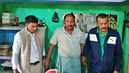 Bihar News: घूस लेते रंगे हाथ निगरानी विभाग ने दारोगा को किया गिरफ्तार, पुलिस विभाग में मचा हड़कंप Bettiah: Vigilance department arrested SI red handed while taking bribe, there was a stir in police department
