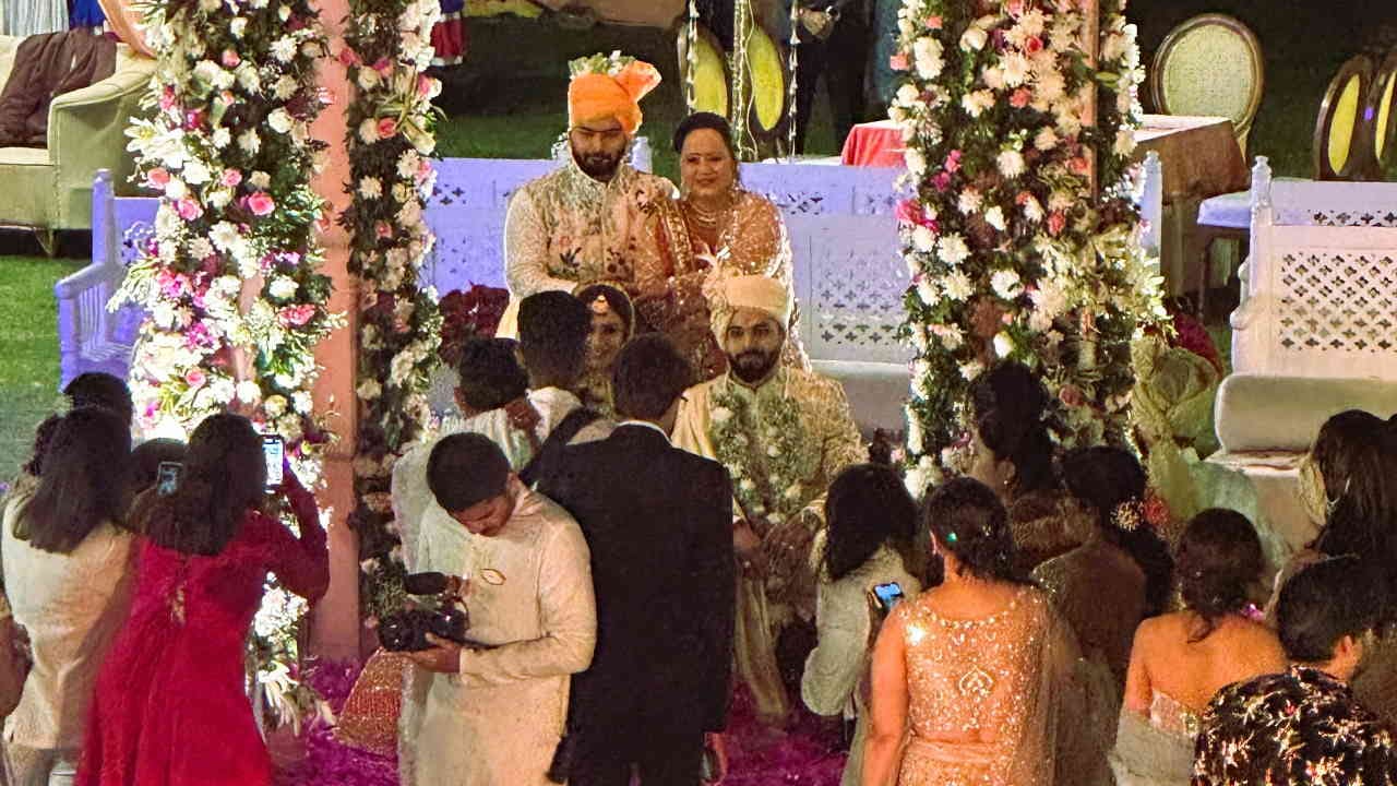 Uttarakhand: क्रिकेटर ऋषभ पंत की बहन की शादी में मसूरी में लगा सितारों का जमावाड़ा, धोनी और रैना ने किया डांस Many celebrities reached Mussoorie for cricketer Rishabh Pant sister Sakshi wedding Uttarakhand Watch Photos