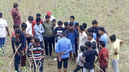 Prayagraj:प्रेम प्रसंग में इंटर के छात्र की फावड़े से मारकर हत्या, गंगा के किनारे मिला शव, पांच आरोपी गिरफ्तार ntermediate student murdered with a shovel in a love affair, body found on the banks of Ganga