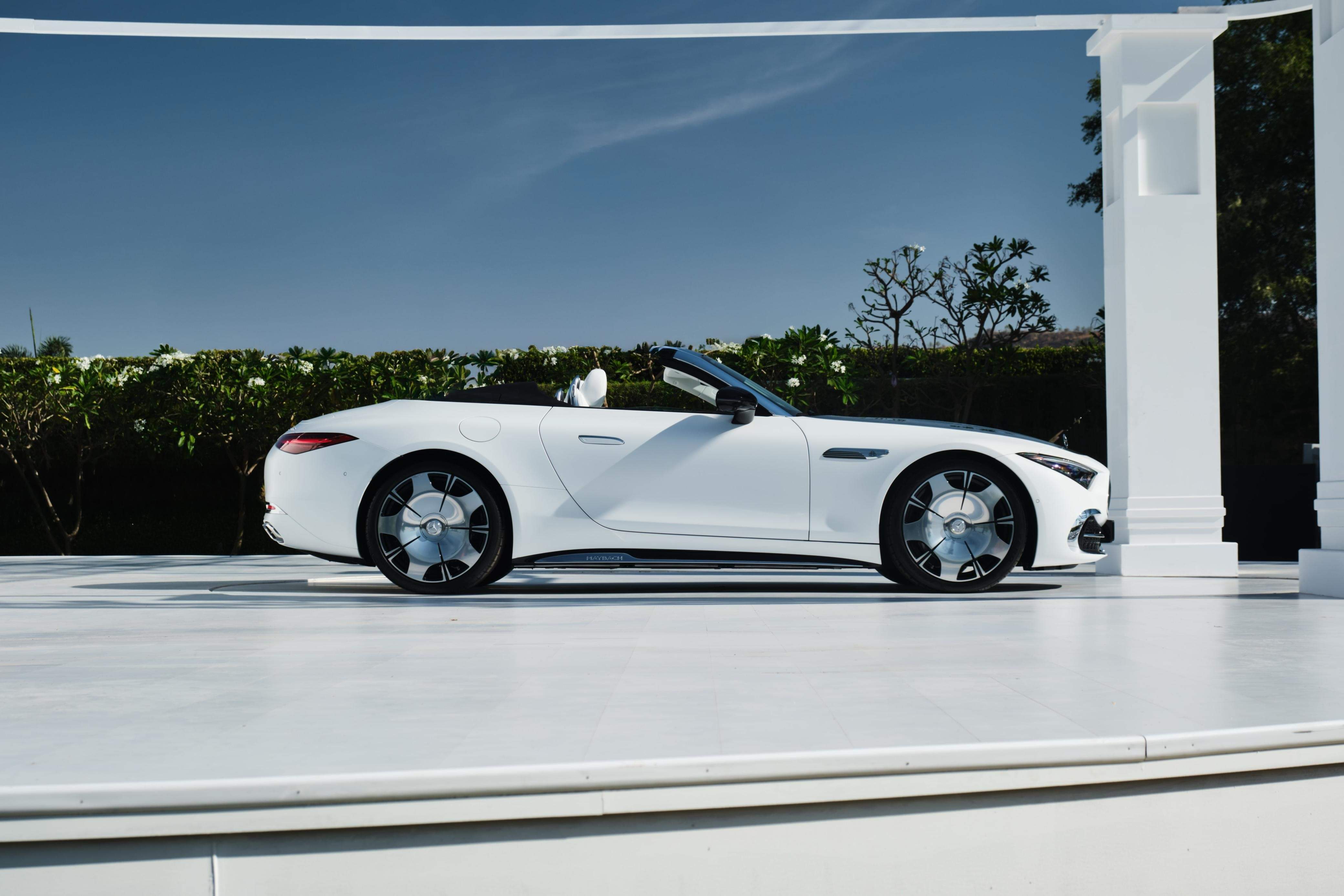 Long Wheelbase Car: भारत में मर्सिडीज-बेंज और बीएमडब्ल्यू लंबी व्हीलबेस वाली कारें क्यों बेचते हैं? खास है वजह Why Mercedes-Benz and BMW Focus on Long-Wheelbase Cars in India - Market Analysis Explained