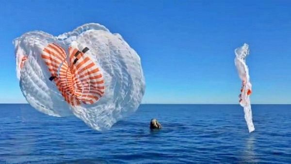 Sunita Williams Splashdown: सुनीता-बुच के साथ अमेरिकी समुद्र में उतरा स्पेसएक्स ड्रैगन, देखिए पहली तस्वीरें US Florida Sunita Williams Barry Wilmore astranauts Return ISS NASA SpaceX Dragon Splashdown Updates photos