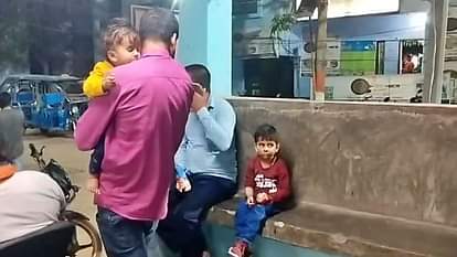 Bihar News: तेज रफ्तार ट्रक ने छीन ली एक मां की जिंदगी, हादसे में महिला की मौत; दो मासूम बाल-बाल बचे Vaishali News: A high speed truck collided with a bike rider, woman died; Two innocent narrowly survived