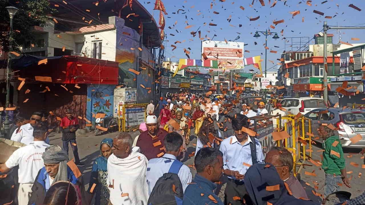 Dehradun Jhanda Mela: दरबार साहिब से शुरू हुई नगर परिक्रमा, सड़कों पर दिखा आस्था का सैलाब, भजनों पर झूमी संगत Dehradun Jhanda Mela Nagar Parikrama started from Sri Darbar Sahib Shri Jhande Ji Watch Photos