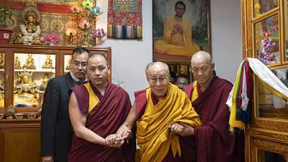 Dalai Lama: अपनी दीर्घायु के लिए प्रार्थना में शामिल हुए दलाई लामा, गुरु पद्मसंभव के आह्वान से हुई शुरुआत Dalai Lama joined the prayer for his longevity it started with the invocation of Guru Padmasambhava