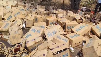 UP: शराब की पेटियों से भरा ट्रक हाईवे पर पलटा, सड़क पर फैली बोतलें; लोग उठा ले गए बोतल Truck loaded with liquor crates overturned on highway in Lalitpur