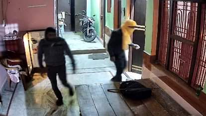 Bareilly: घर में घुसे चोर... सिपाही ने सीसीटीवी के जरिए सीतापुर से देखे, पुलिस को दी सूचना; जानें फिर क्या हुआ Constable posted in Sitapur saw CCTV live thieves entered Bareilly house