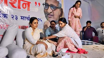 Bihar News: भितिहरवा आश्रम के सामने आमरण अनशन पर बैठीं कल्पना इनामदार का वजन पांच किलो घटा, क्या हैं मांगें Bettiah News: Kalpana Inamdar who sat on hunger strike in front of Bhitiharwa Ashram, lost 5 kilos in weight