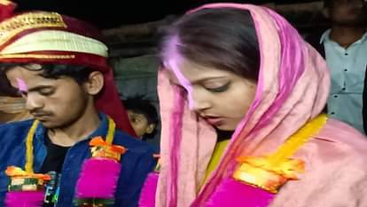 Bihar News: झूले पर बैठकर इश्क फरमा रहे थे प्रेमी-प्रेमिका, ग्रामीणों ने पकड़ कर पिटाई की और शादी करवा दी Bihar News Muzaffarpur lovers were making love while sitting on swing villagers got them married
