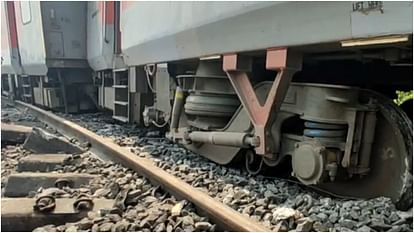 Kamakhya Express Derailed: कामाख्या एक्सप्रेस के 11 डिब्बे बेपटरी; कटक में नेरगुंडी रेलवे स्टेशन के पास हादसा Kamakhya Express Train Derailed: Several coaches derailed Accident near Nergundi railway station in Cuttack