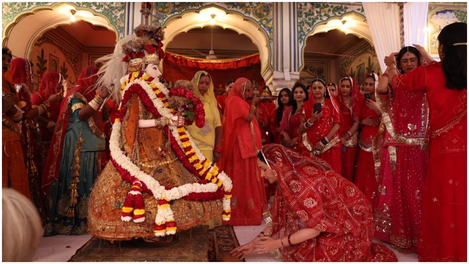 Royal procession taken out in Jaipur on Gangaur members of former royal family performed puja at City Palace