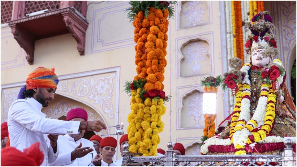 Royal procession taken out in Jaipur on Gangaur members of former royal family performed puja at City Palace
