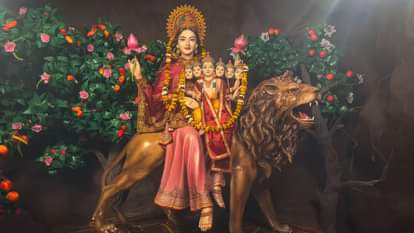 Navratri 2025: नवरात्रि पर माता रानी की आराधना से पहले कर लें घर की शुद्धि, हटाएं इस तरह की नकारात्मक वस्तुएं Navratri 2025 Remove These Negative Things From House Before Navratri