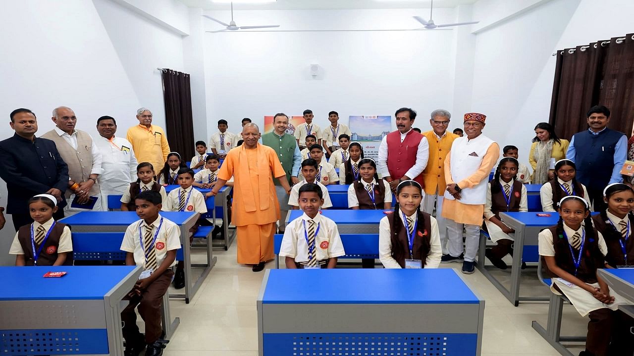 सीएम योगी बने शिक्षक: बरेली में बच्चों को अनुशासन और मेहनत की दी सीख, चॉकलेट बांटी... सेल्फी भी ली; तस्वीरें CM Yogi became a teacher taught discipline and hard work to students in Bareilly