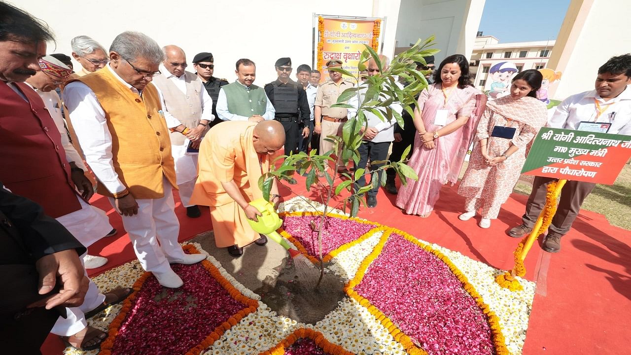 सीएम योगी बने शिक्षक: बरेली में बच्चों को अनुशासन और मेहनत की दी सीख, चॉकलेट बांटी... सेल्फी भी ली; तस्वीरें CM Yogi became a teacher taught discipline and hard work to students in Bareilly